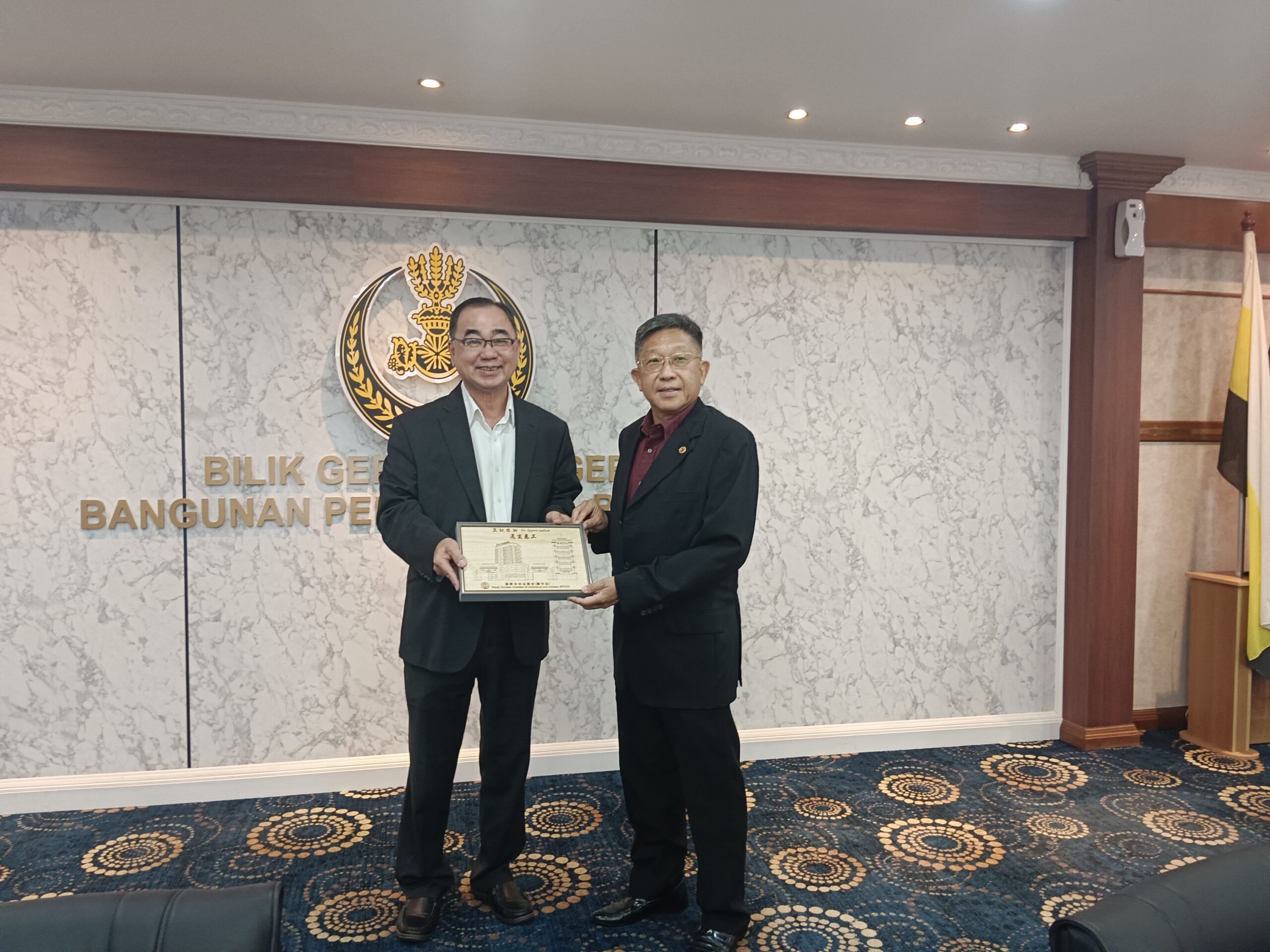 filter: 0; fileterIntensity: 0.0; filterMask: 0; captureOrientation: 0; module: photo; 
hw-remosaic: false; 
touch: (-1.0, -1.0); 
modeInfo: ; 
sceneMode: 8; 
cct_value: 5346; 
AI_Scene: (200, 0); 
aec_lux: 68.0; 
aec_lux_index: 0; 
hist255: 0.0; 
hist252~255: 0.0; 
hist0~15: 0.0; 
albedo:  ; 
confidence:  ; 
motionLevel: 0; 
weatherinfo: null; 
temperature: 32;