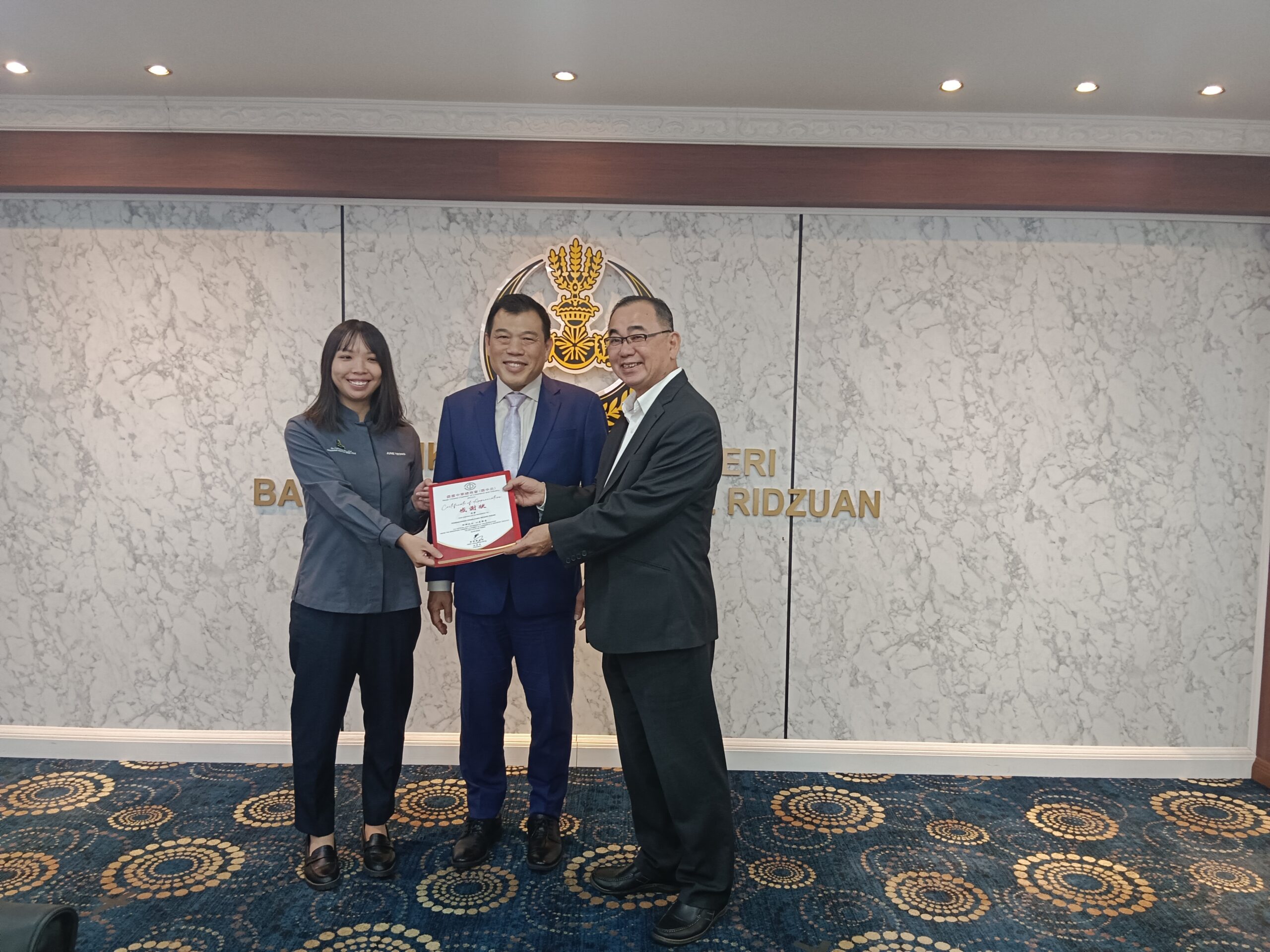 filter: 0; fileterIntensity: 0.0; filterMask: 0; captureOrientation: 0; module: photo; 
hw-remosaic: false; 
touch: (-1.0, -1.0); 
modeInfo: ; 
sceneMode: 8; 
cct_value: 5576; 
AI_Scene: (-1, -1); 
aec_lux: 67.0; 
aec_lux_index: 0; 
hist255: 0.0; 
hist252~255: 0.0; 
hist0~15: 0.0; 
albedo:  ; 
confidence:  ; 
motionLevel: 0; 
weatherinfo: null; 
temperature: 32;