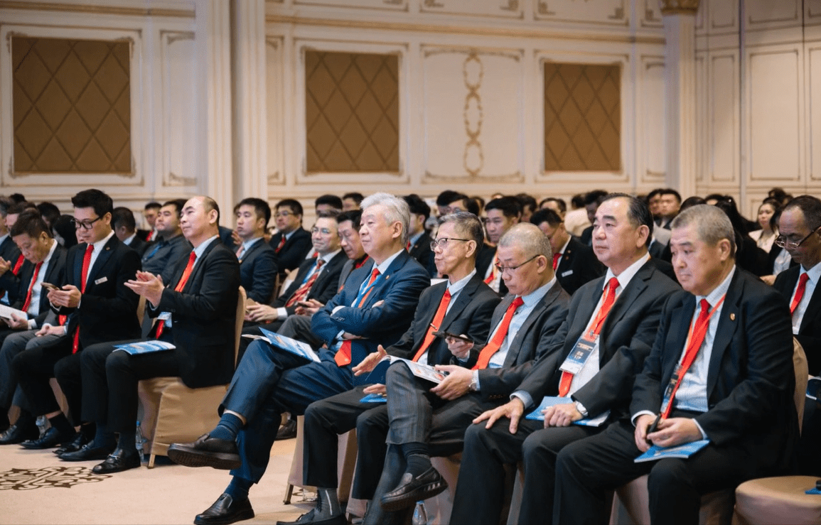 会长出席隆重会议